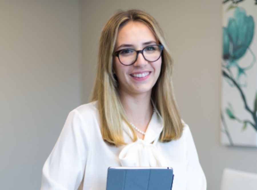 Model wearing Rectangle frames