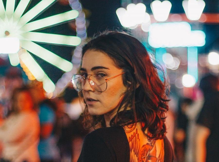 Model wearing Round frames